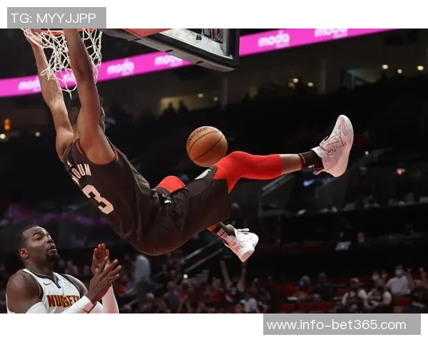 克雷格波特强势突破撤步远投被犯规成功打成3加1 克雷格波特强势突破撤步远投被犯规成功打成3加1