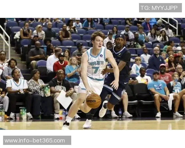 黄蜂34号秀卡尔克布伦纳表现亮眼6中4斩获11分7篮板2抢断1盖帽值得期待